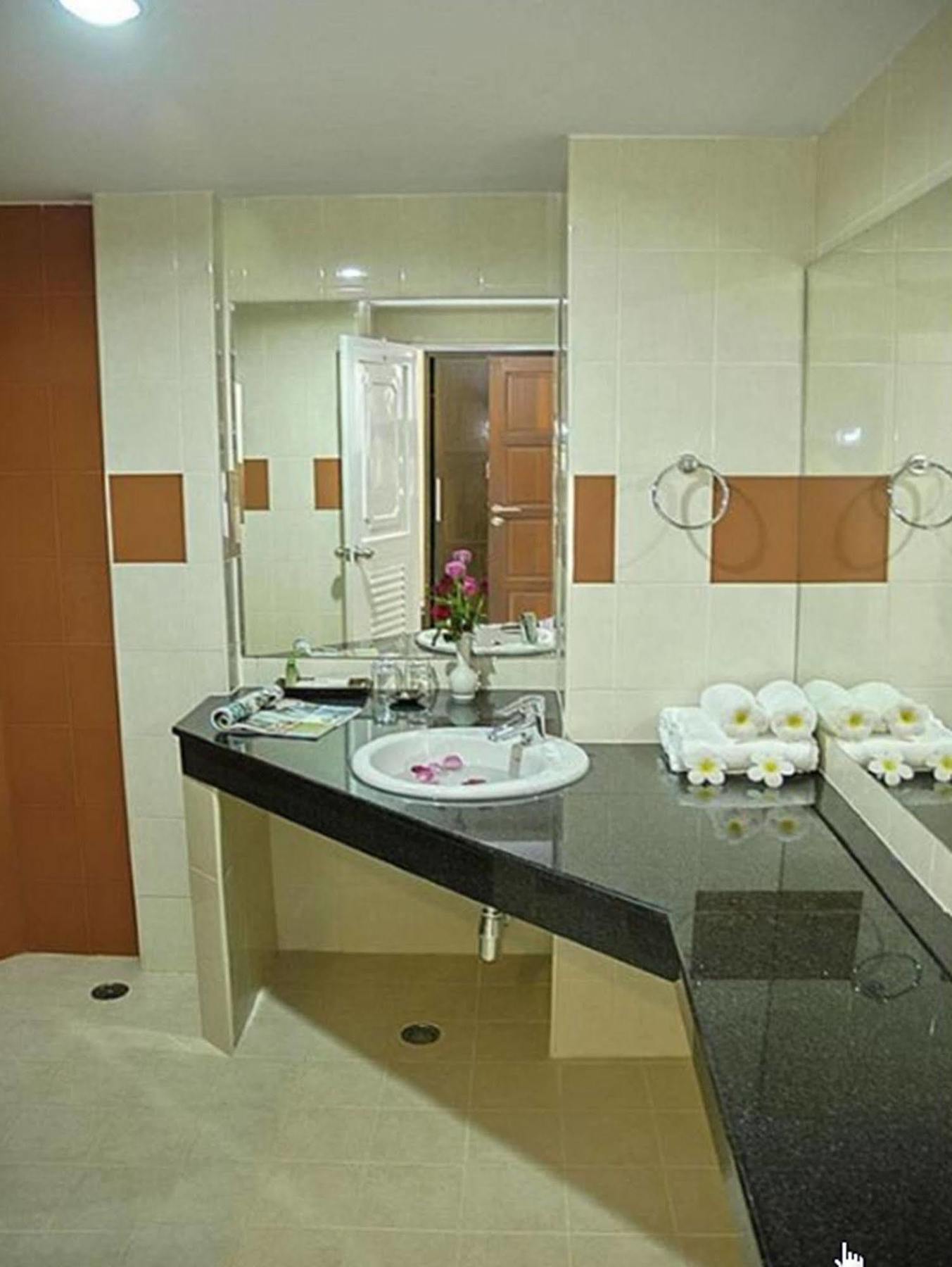 My Hotel - Sha Extra Plus Patong Exterior foto